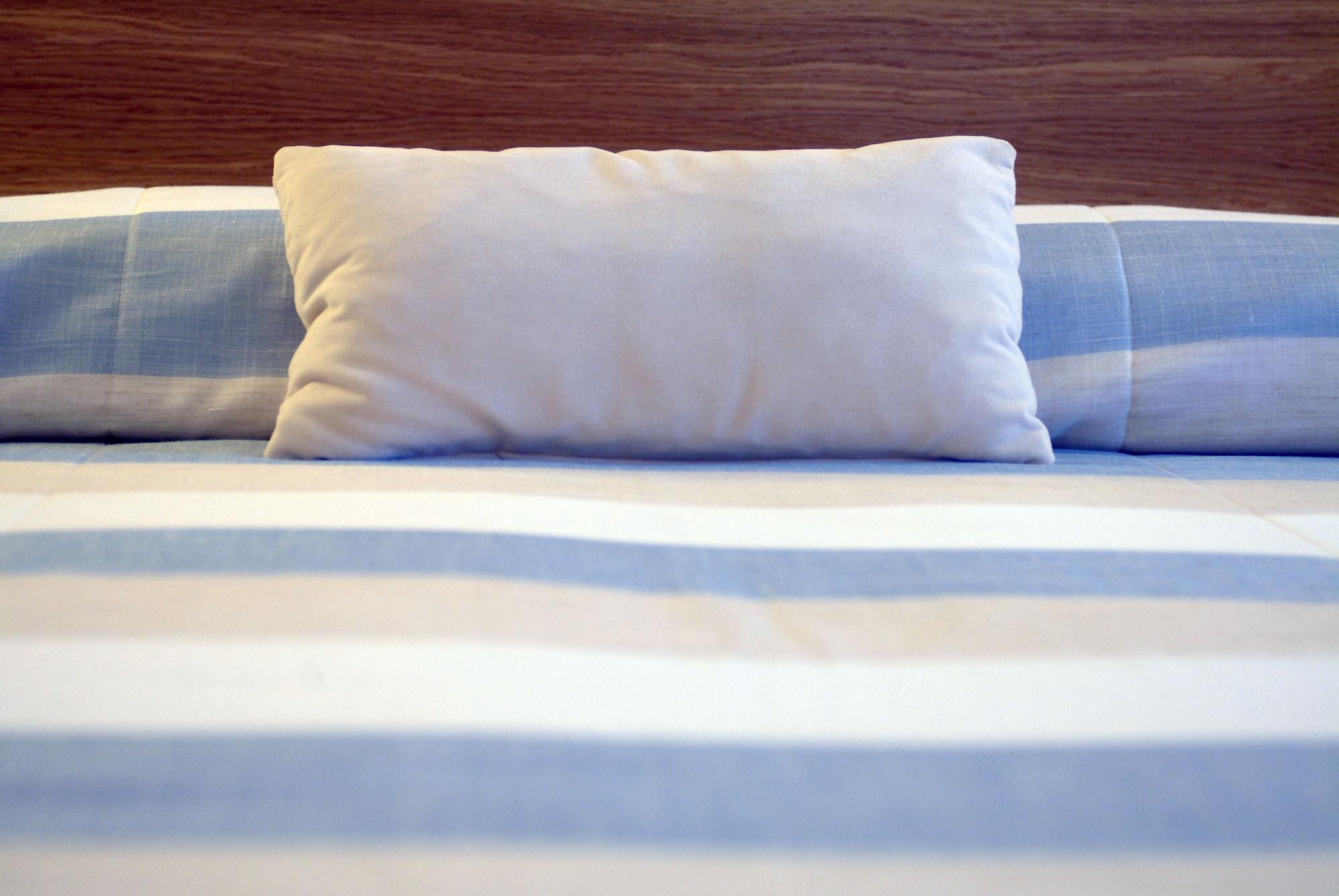 เพสทาน่าคาสิโนพาร์คโฮเต็ลแอ่นด์คาสิโน Hotel ฟุงชาล ภายนอก รูปภาพ A pillow on a bed