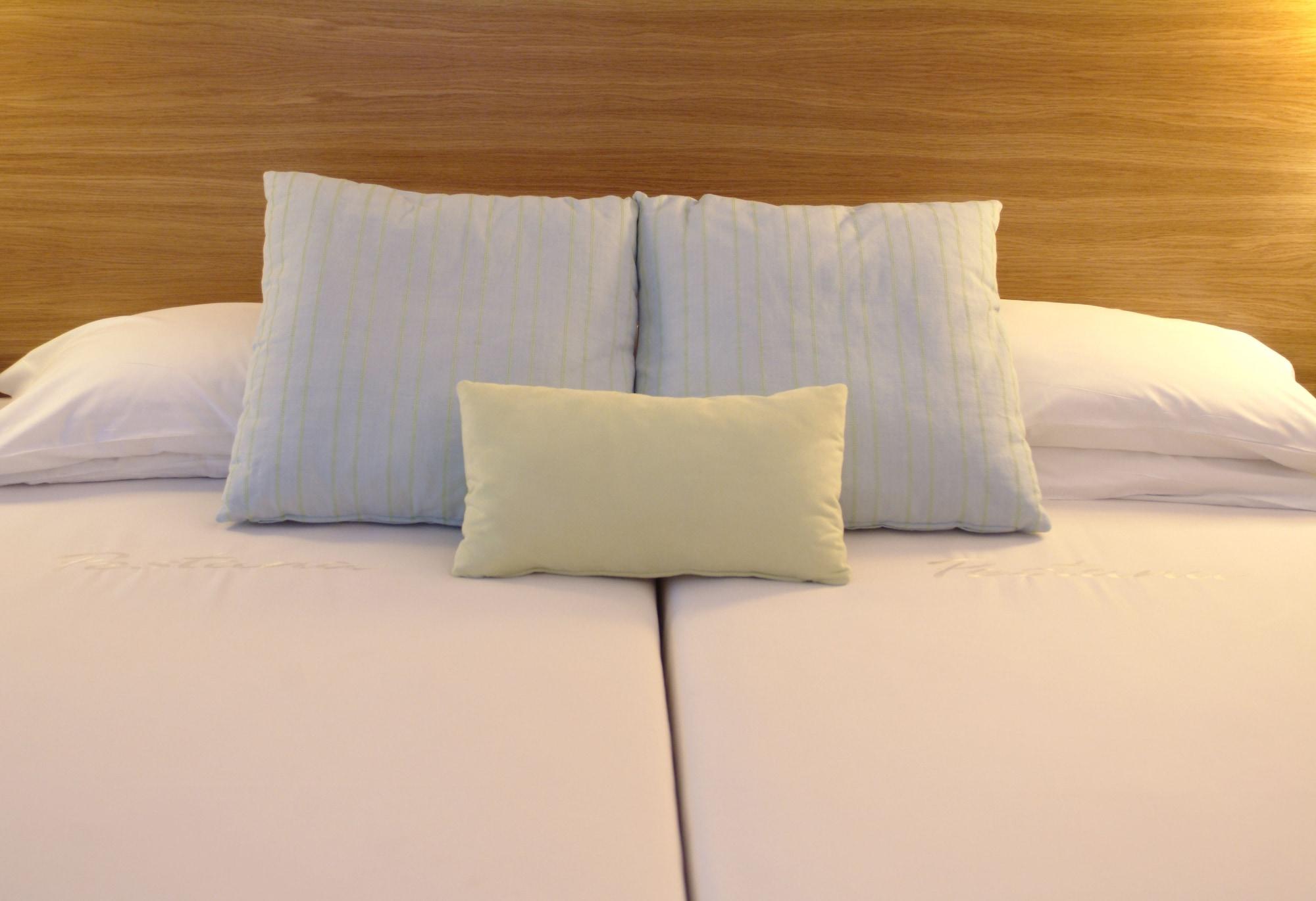 เพสทาน่าคาสิโนพาร์คโฮเต็ลแอ่นด์คาสิโน Hotel ฟุงชาล ภายนอก รูปภาพ Pillows on a bed