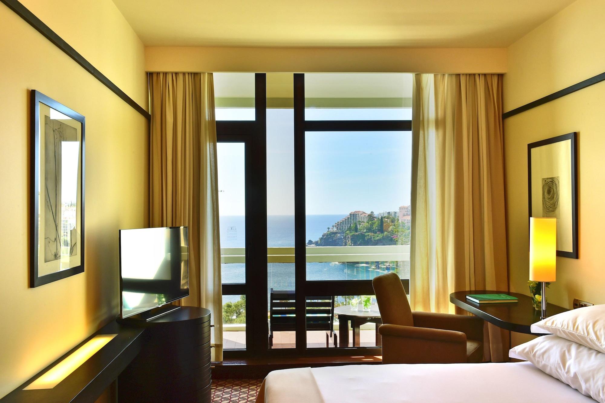 เพสทาน่าคาสิโนพาร์คโฮเต็ลแอ่นด์คาสิโน Hotel ฟุงชาล ภายนอก รูปภาพ A room at the hotel