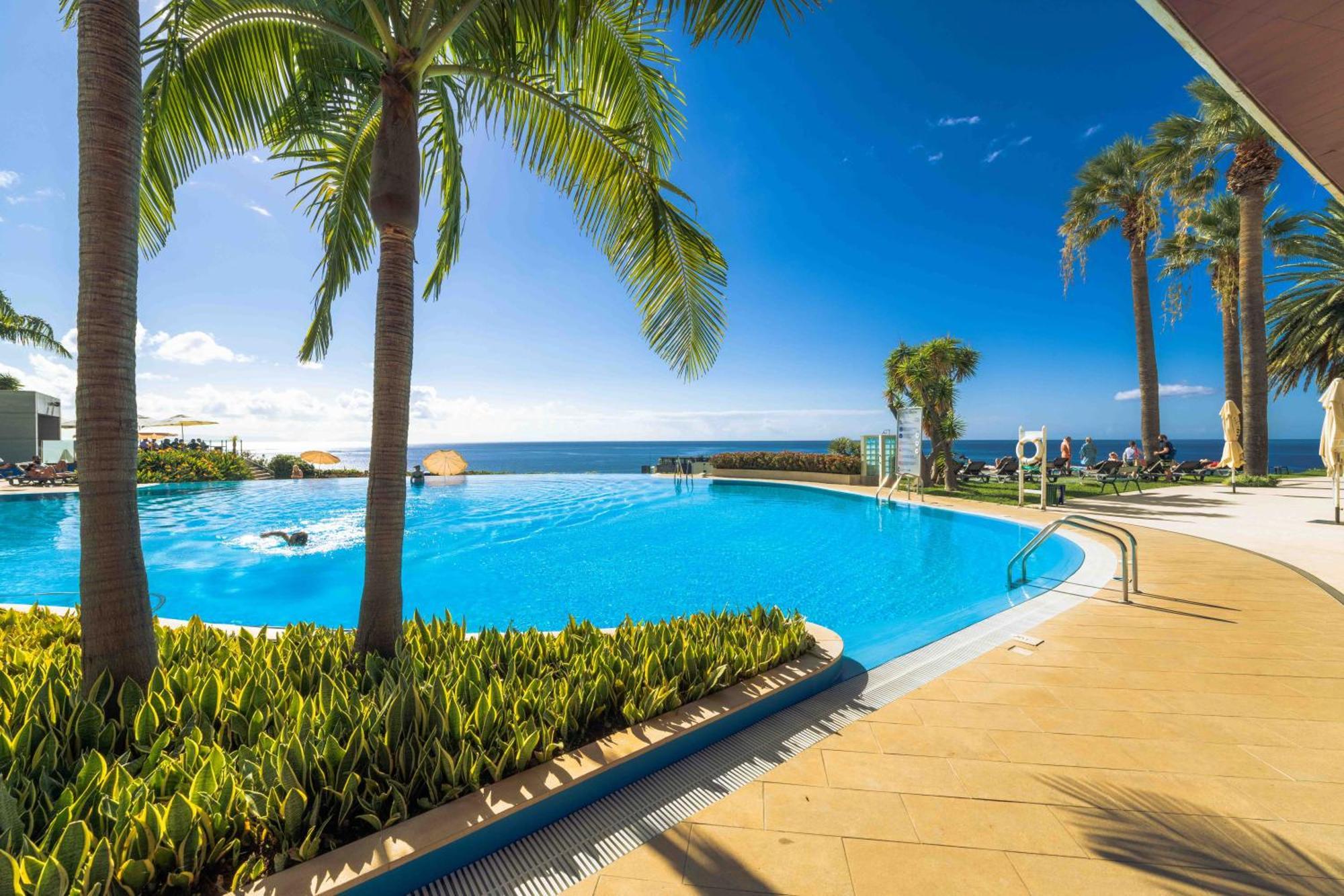 เพสทาน่าคาสิโนพาร์คโฮเต็ลแอ่นด์คาสิโน Hotel ฟุงชาล ภายนอก รูปภาพ Infinity pool at the Sheraton Resort