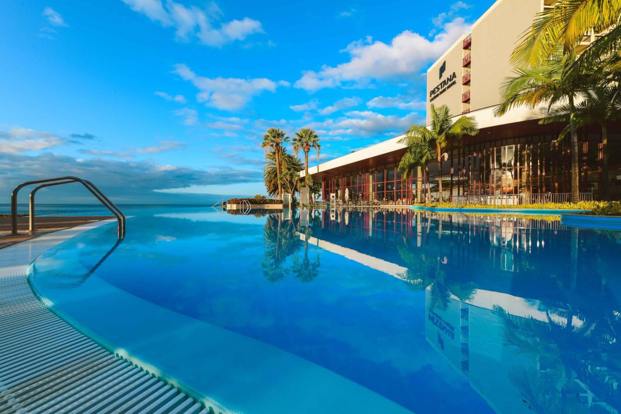 เพสทาน่าคาสิโนพาร์คโฮเต็ลแอ่นด์คาสิโน Hotel ฟุงชาล ภายนอก รูปภาพ Infinity pool at the hotel