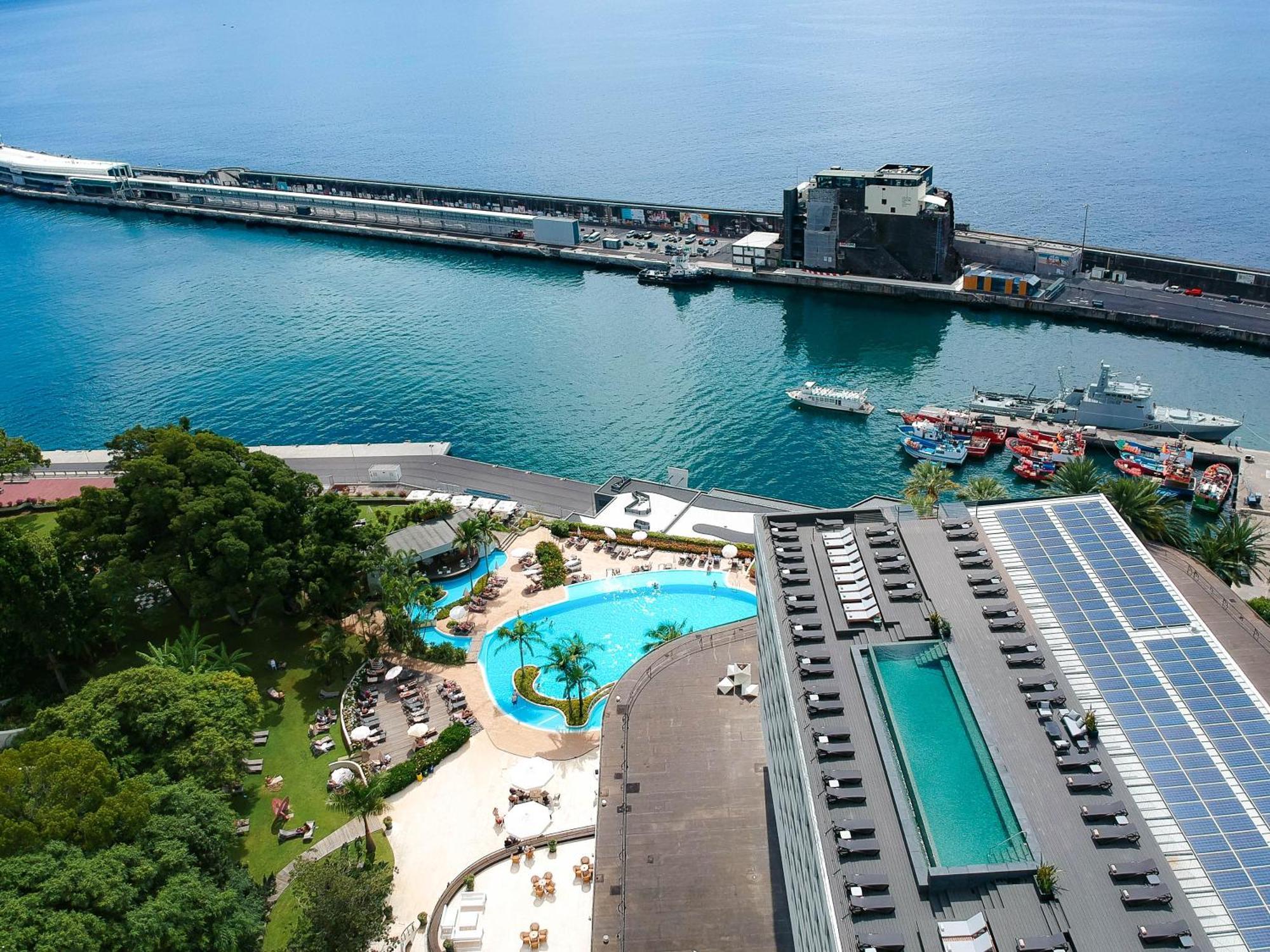 เพสทาน่าคาสิโนพาร์คโฮเต็ลแอ่นด์คาสิโน Hotel ฟุงชาล ภายนอก รูปภาพ Aerial view of the hotel