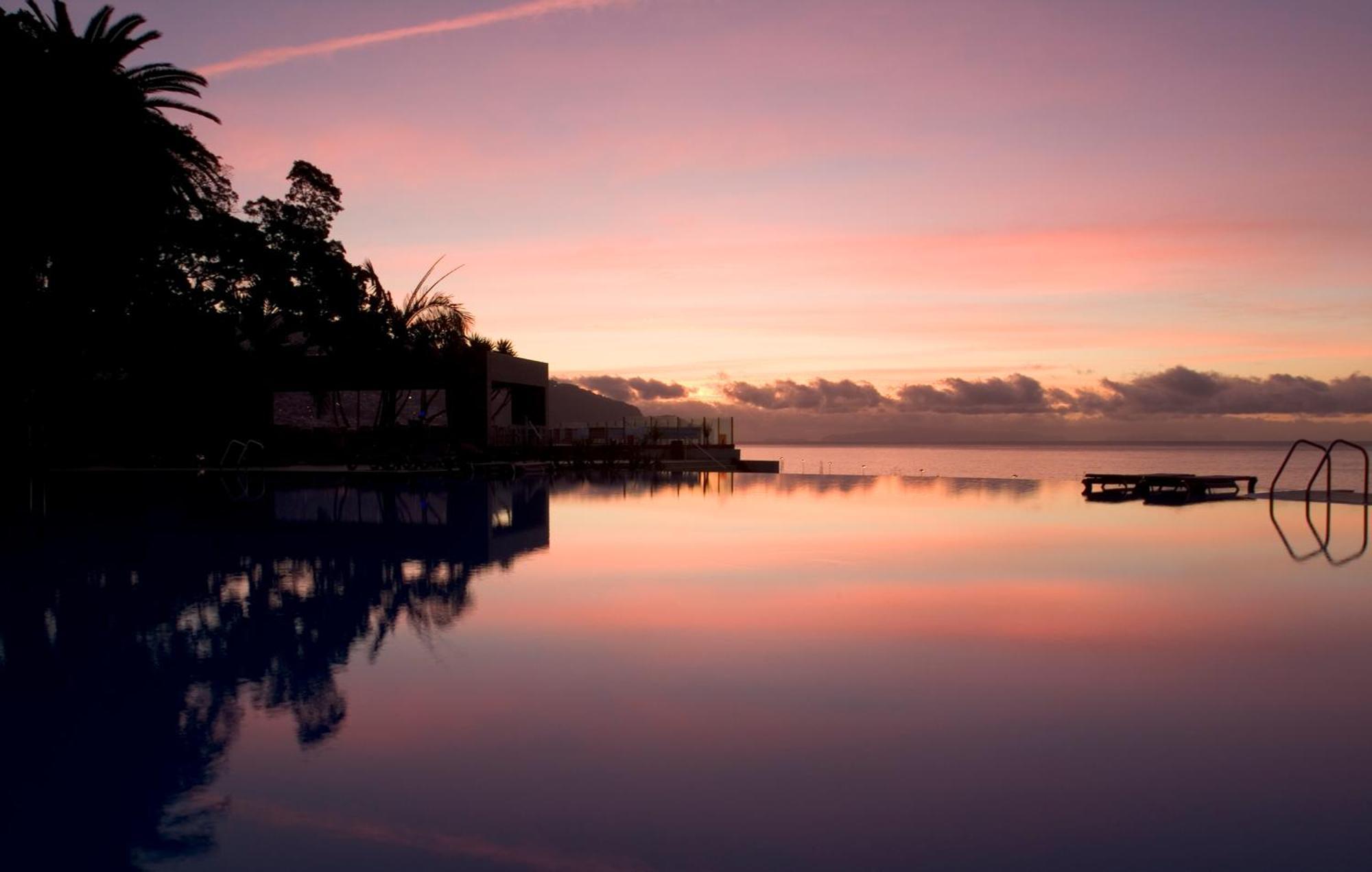 เพสทาน่าคาสิโนพาร์คโฮเต็ลแอ่นด์คาสิโน Hotel ฟุงชาล ภายนอก รูปภาพ Sunset over the lagoon