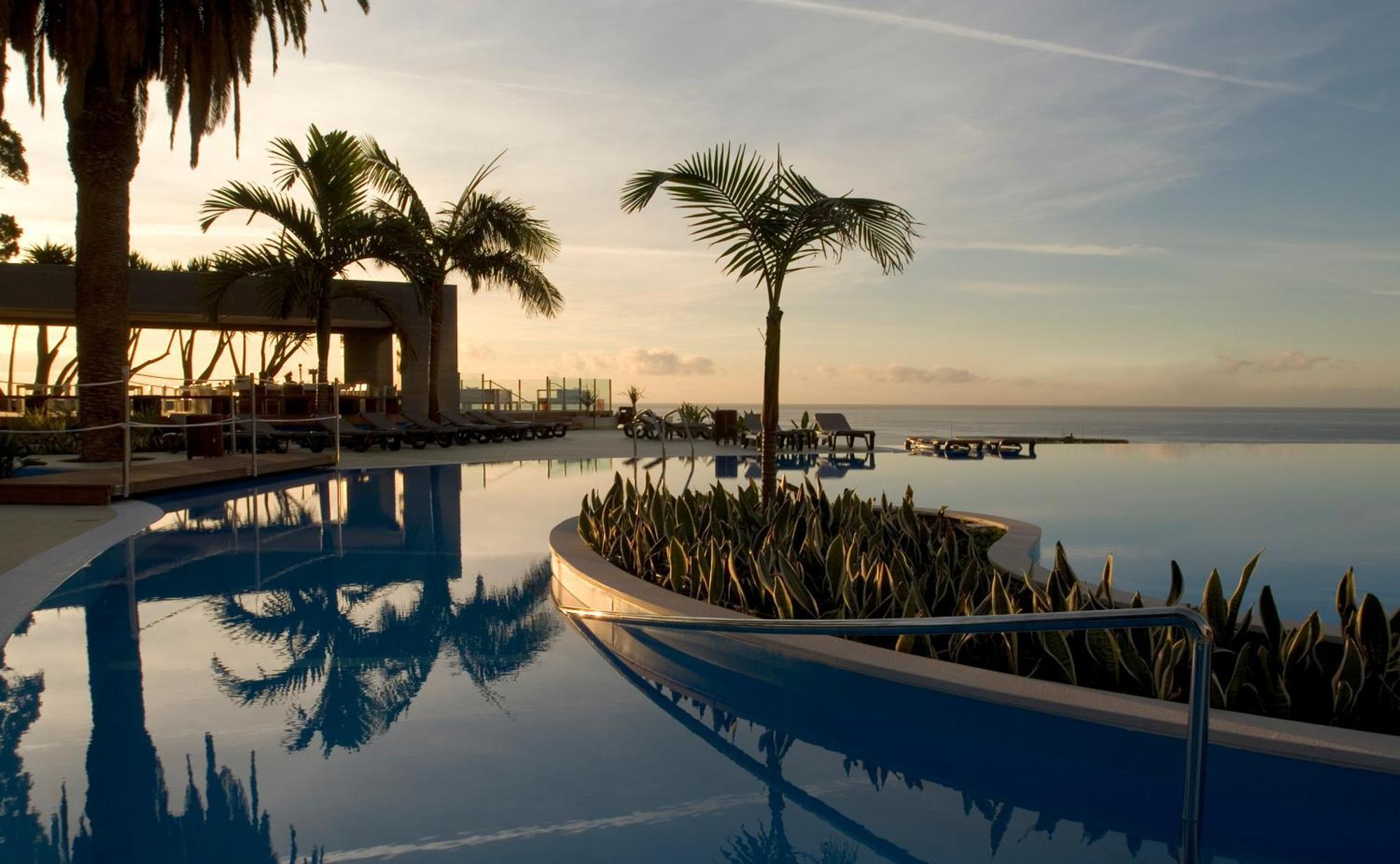 เพสทาน่าคาสิโนพาร์คโฮเต็ลแอ่นด์คาสิโน Hotel ฟุงชาล ภายนอก รูปภาพ The pool at the hotel