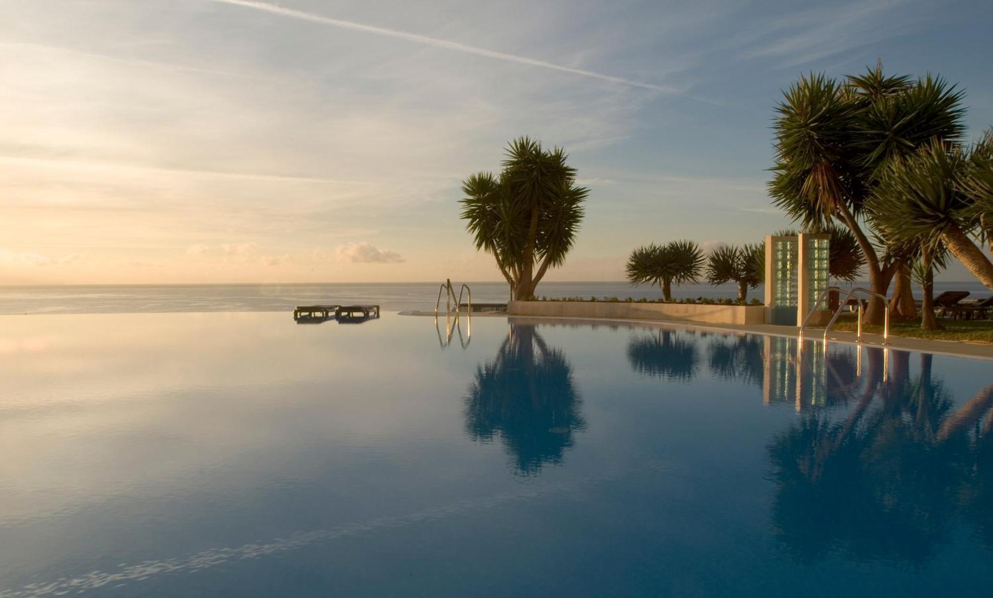เพสทาน่าคาสิโนพาร์คโฮเต็ลแอ่นด์คาสิโน Hotel ฟุงชาล ภายนอก รูปภาพ Infinity pool at the hotel