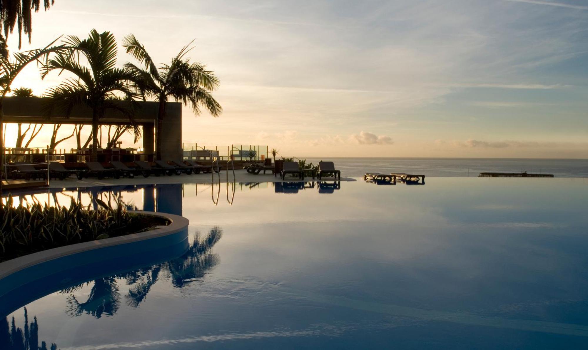 เพสทาน่าคาสิโนพาร์คโฮเต็ลแอ่นด์คาสิโน Hotel ฟุงชาล ภายนอก รูปภาพ Infinity pool at the Shangri-La Resort, Fiji