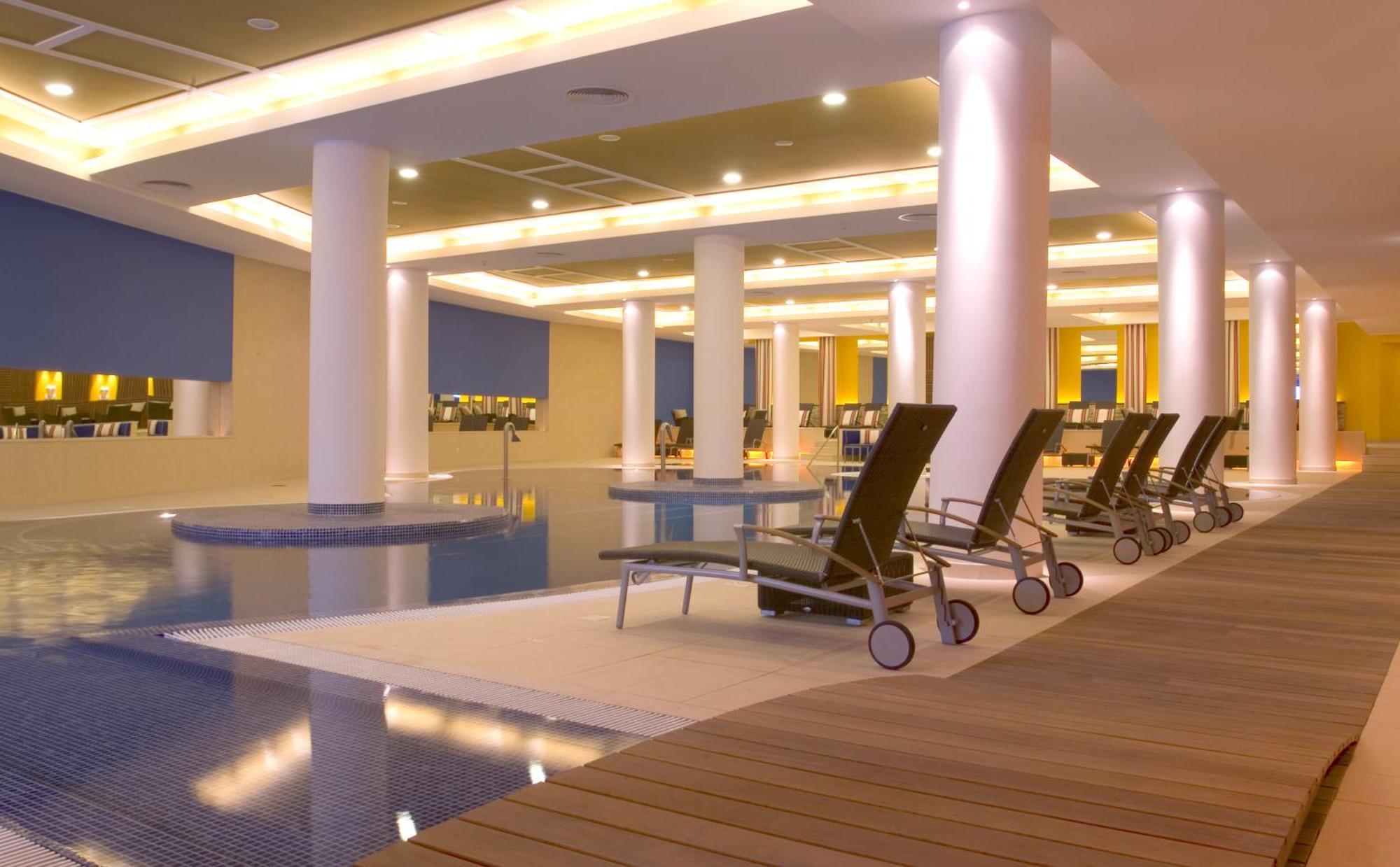 เพสทาน่าคาสิโนพาร์คโฮเต็ลแอ่นด์คาสิโน Hotel ฟุงชาล ภายนอก รูปภาพ The pool at the hotel