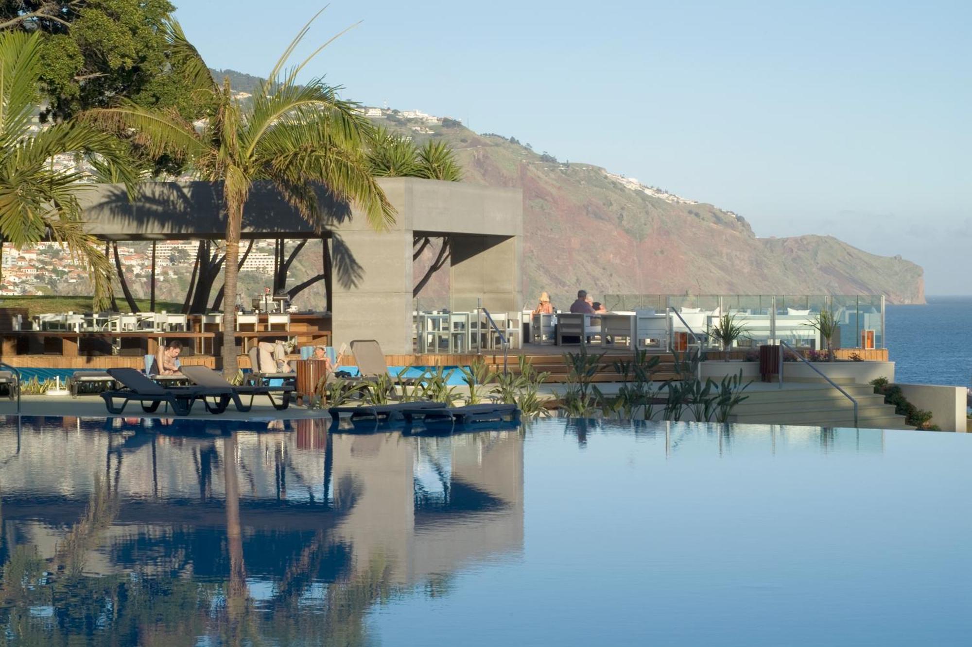 เพสทาน่าคาสิโนพาร์คโฮเต็ลแอ่นด์คาสิโน Hotel ฟุงชาล ภายนอก รูปภาพ The pool at the Sheraton Resort