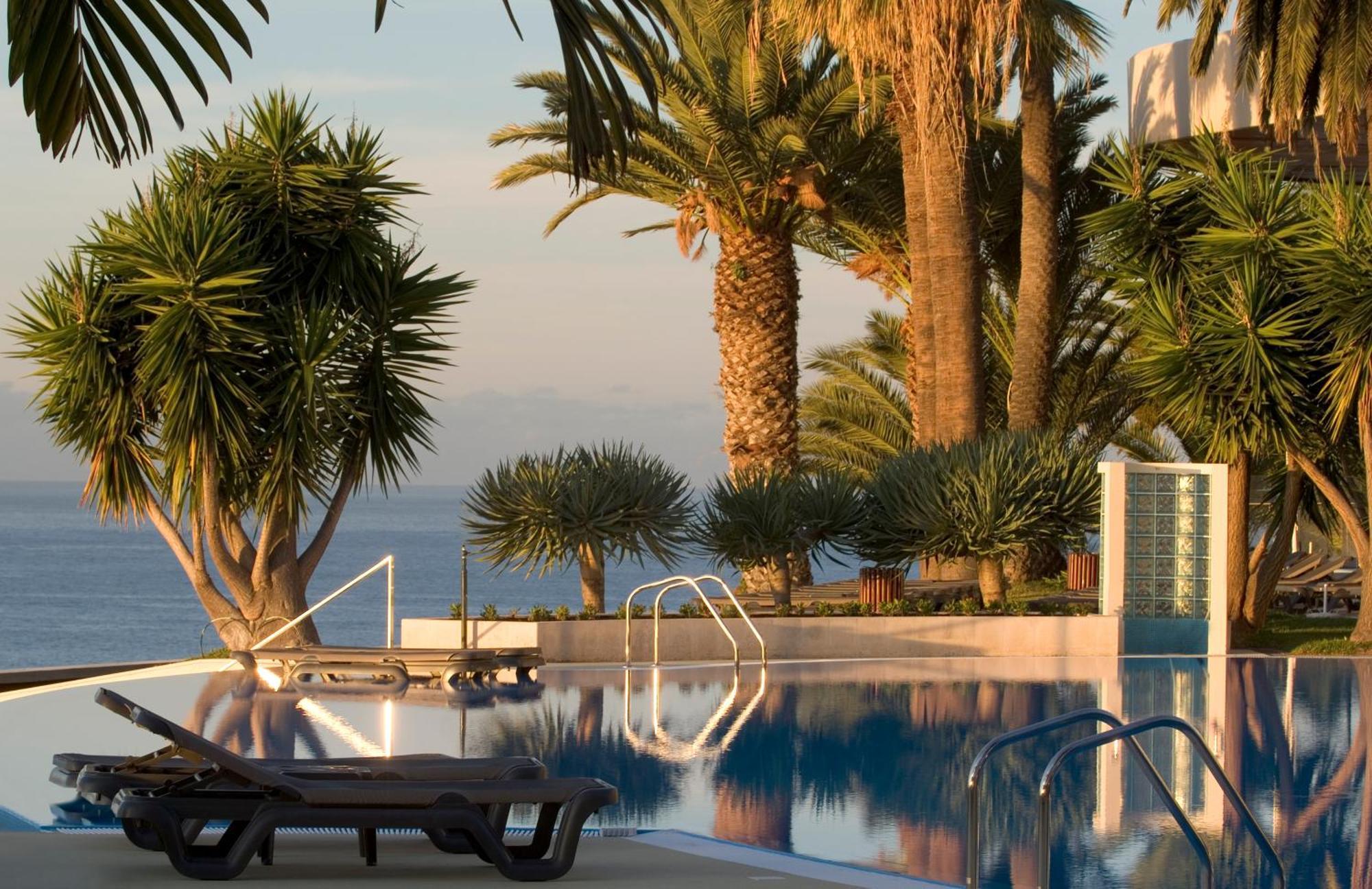 เพสทาน่าคาสิโนพาร์คโฮเต็ลแอ่นด์คาสิโน Hotel ฟุงชาล ภายนอก รูปภาพ The pool at the Westin Athens