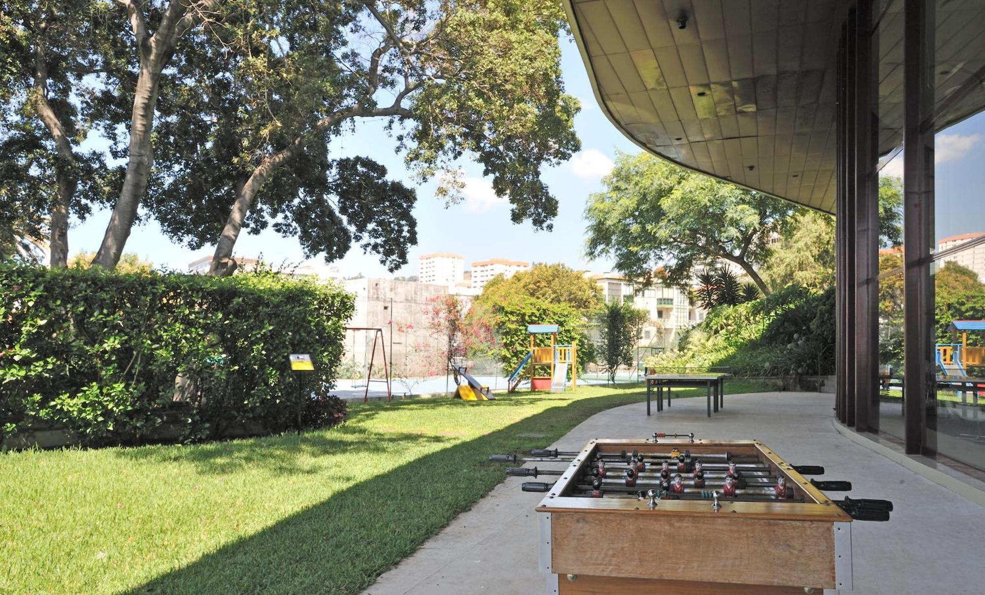 เพสทาน่าคาสิโนพาร์คโฮเต็ลแอ่นด์คาสิโน Hotel ฟุงชาล ภายนอก รูปภาพ The playground at the American Embassy residence